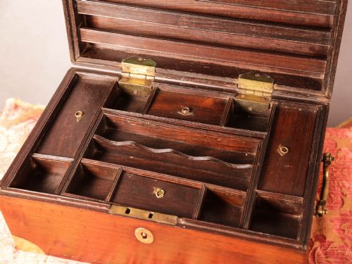 AN ANGLO INDIAN CAMPAIGN BOX IN ROSEWOOD - ADDITIONAL PHOTO 5