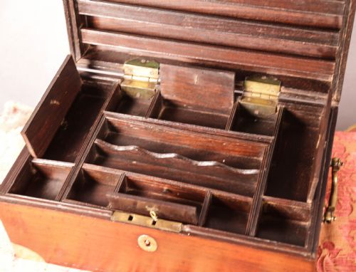 AN ANGLO INDIAN CAMPAIGN BOX IN ROSEWOOD - ADDITIONAL PHOTO 6