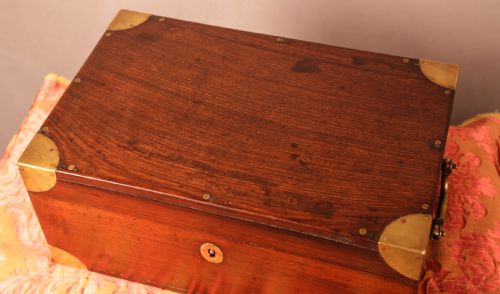 AN ANGLO INDIAN CAMPAIGN BOX IN ROSEWOOD - ADDITIONAL PHOTO 8