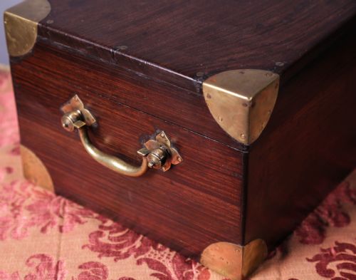 AN ANGLO INDIAN CAMPAIGN BOX IN ROSEWOOD - ADDITIONAL PHOTO 9