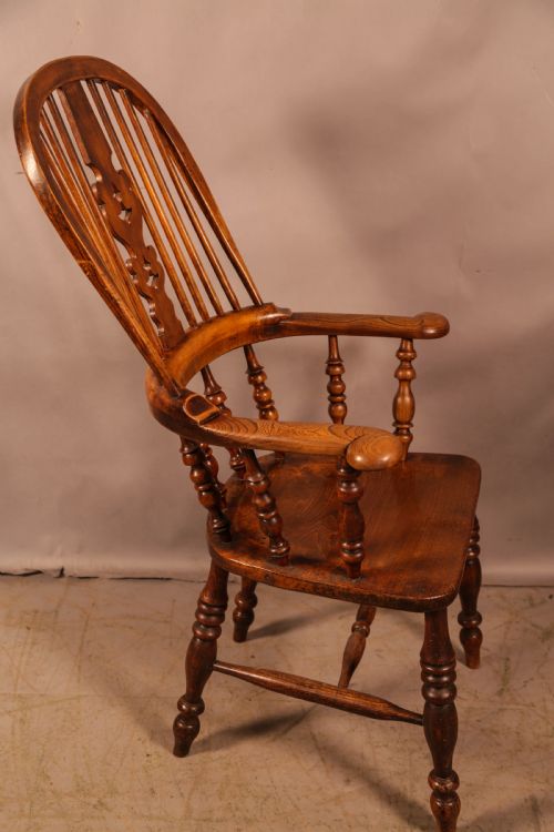 A GOOD VICTORIAN BROAD ARM WINDSOR CHAIR IN ASH AND ELM - ADDITIONAL PHOTO 1
