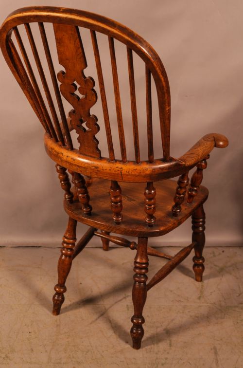 A GOOD VICTORIAN BROAD ARM WINDSOR CHAIR IN ASH AND ELM - ADDITIONAL PHOTO 2