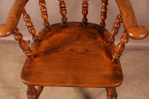 A GOOD VICTORIAN BROAD ARM WINDSOR CHAIR IN ASH AND ELM - ADDITIONAL PHOTO 6