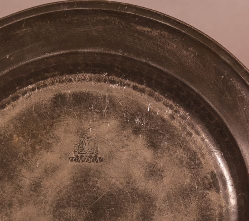 AN 18TH CENTURY PEWTER PLATE - ADDITIONAL PHOTO 1