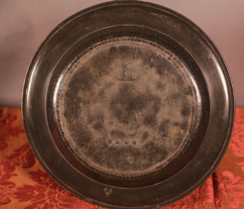 AN 18TH CENTURY PEWTER PLATE - ADDITIONAL PHOTO 2