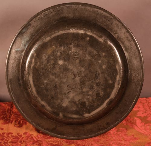 A SINGLE PEWTER CHARGER - ADDITIONAL PHOTO 1