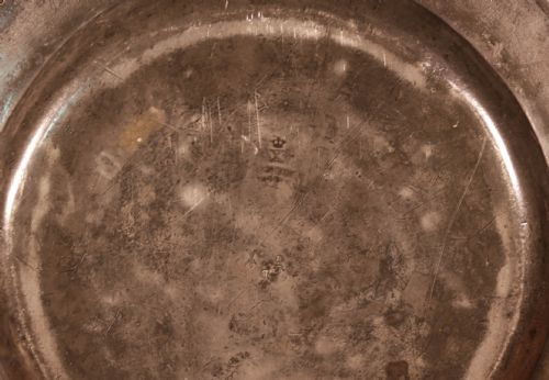 A SINGLE PEWTER CHARGER - ADDITIONAL PHOTO 2