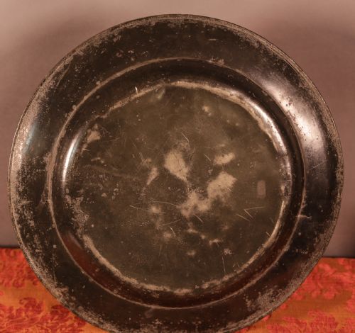 A SINGLE LARGE PEWTER CHARGER - ADDITIONAL PHOTO 3