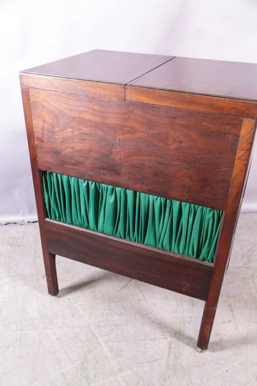A GEORGIAN GENTLEMANS DRESSING CHEST - ADDITIONAL PHOTO 1