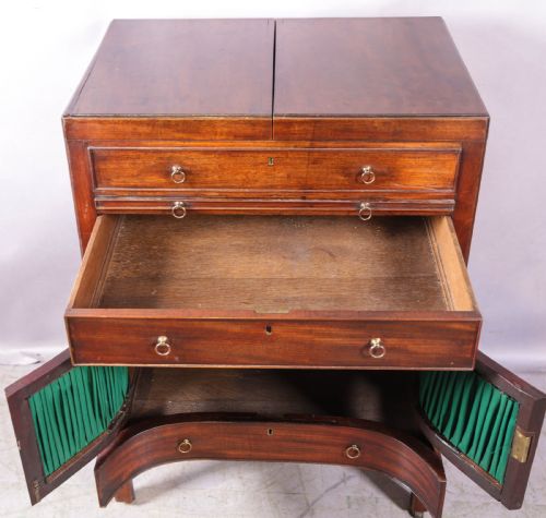A GEORGIAN GENTLEMANS DRESSING CHEST - ADDITIONAL PHOTO 3