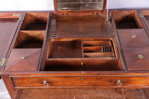 A GEORGIAN GENTLEMANS DRESSING CHEST - ADDITIONAL PHOTO 5