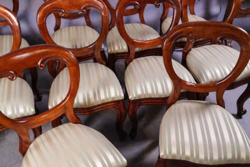 A GOOD SET OF 10 VICTORIAN MAHOGANY BALLOON BACK DINING CHAIRS - ADDITIONAL PHOTO 4