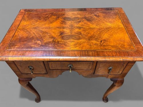 A GEORGE I PERIOD LOW BOY IN WALNUT - ADDITIONAL PHOTO 2