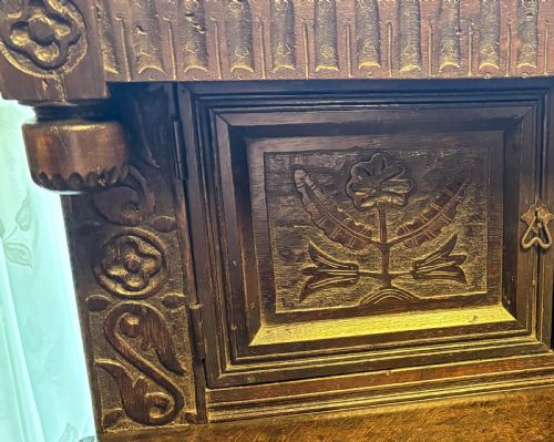 A VERY GOOD 17TH C LIVERY CUPBOARD - ADDITIONAL PHOTO 2