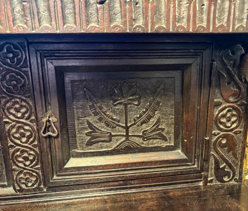 A VERY GOOD 17TH C LIVERY CUPBOARD - ADDITIONAL PHOTO 4