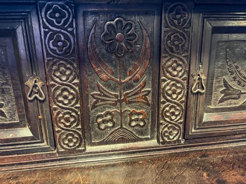 A VERY GOOD 17TH C LIVERY CUPBOARD - ADDITIONAL PHOTO 5
