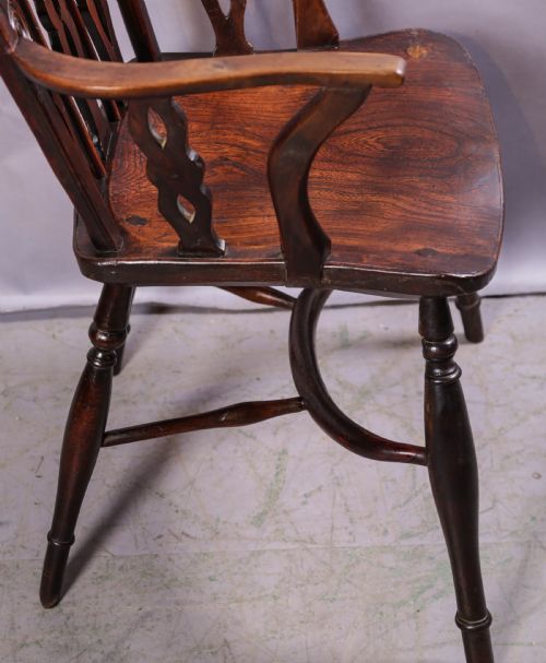 A RARE THAMES VALLEY WINDSOR CHAIR IN YEW WOOD - ADDITIONAL PHOTO 2