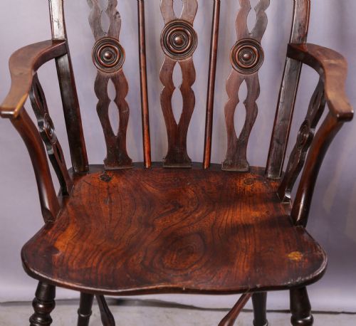 A RARE THAMES VALLEY WINDSOR CHAIR IN YEW WOOD - ADDITIONAL PHOTO 3