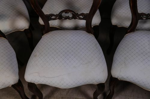 A SET OF 6 VICTORIAN BALLOON BACK DINING CHAIRS - ADDITIONAL PHOTO 4