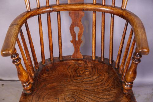 AN ASH AND ELM LOW BACK WINDSOR CHAIR - ADDITIONAL PHOTO 3