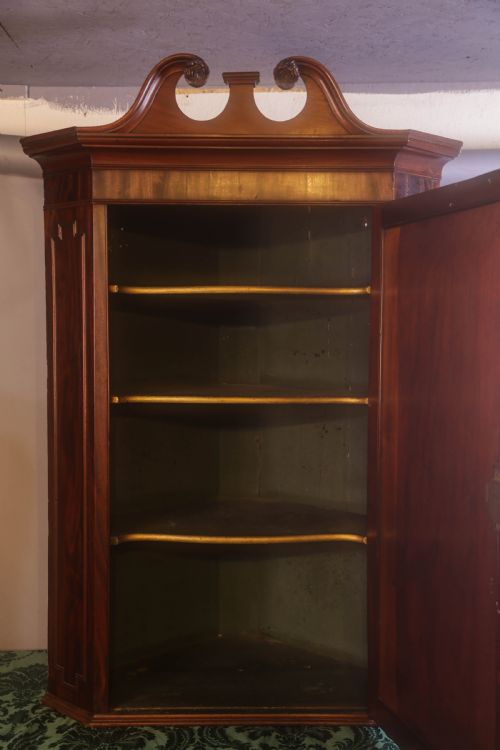 A SUPER GEORGIAN CORNER CUPBOARD - ADDITIONAL PHOTO 4