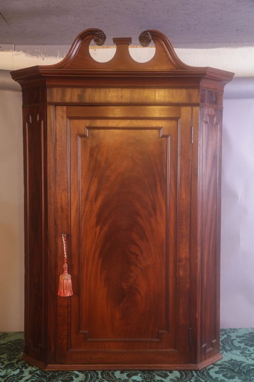A SUPER GEORGIAN CORNER CUPBOARD - ADDITIONAL PHOTO 5