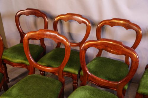 A SET OF 8 VICTORIAN MAHOGANY BALLOON BACK DINING CHAIRS - ADDITIONAL PHOTO 5
