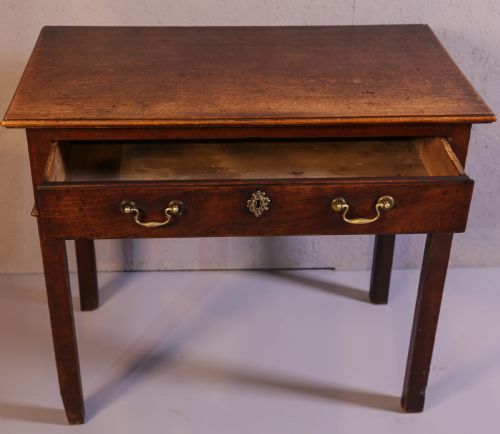 A GEORGIAN MAHOGANY SIDE TABLE - ADDITIONAL PHOTO 2
