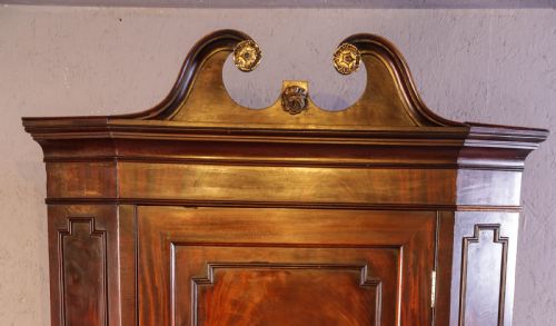 A SUPER GEORGIAN CORNER CUPBOARD WITH BROKEN ARCH PEDIMENT - ADDITIONAL PHOTO 1