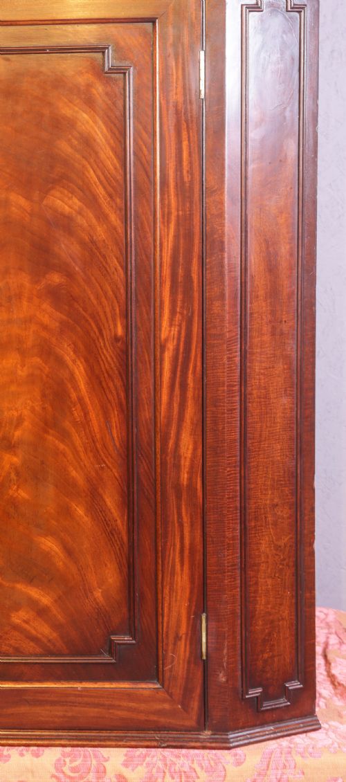 A TOP QUALITY GEORGIAN CORNER CUPBOARD IN MAHOGANY - ADDITIONAL PHOTO 1