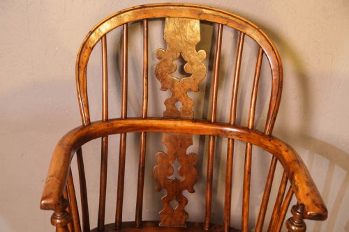 A GOOD YEW WOOD LOW BACK WINDSOR CHAIR BURR BACK SPLAT - ADDITIONAL PHOTO 4