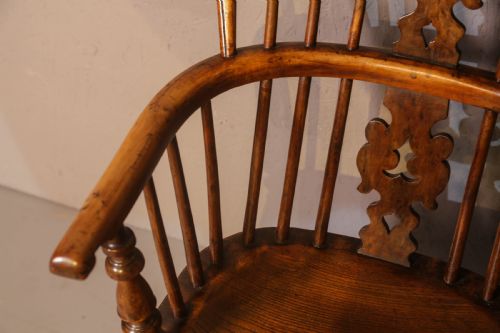 A GOOD YEW WOOD LOW BACK WINDSOR CHAIR BURR BACK SPLAT - ADDITIONAL PHOTO 8