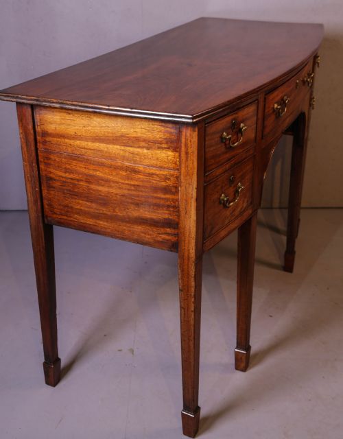 A GEORGIAN SIDEBOARD IN MAHOGANY - ADDITIONAL PHOTO 1