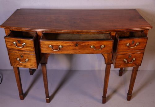 A GEORGIAN SIDEBOARD IN MAHOGANY - ADDITIONAL PHOTO 5