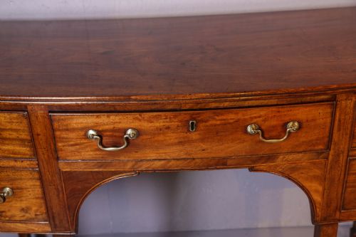 A GEORGIAN SIDEBOARD IN MAHOGANY - ADDITIONAL PHOTO 10