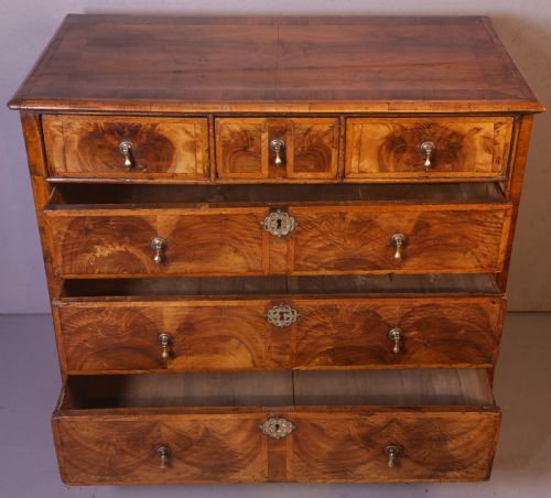A GEORGE I CHEST OF DRAWERS IN WALNUT NICE TIMBERS - ADDITIONAL PHOTO 4