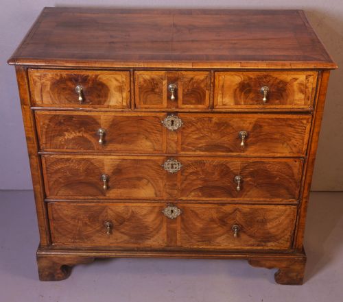 A GEORGE I CHEST OF DRAWERS IN WALNUT NICE TIMBERS - ADDITIONAL PHOTO 5