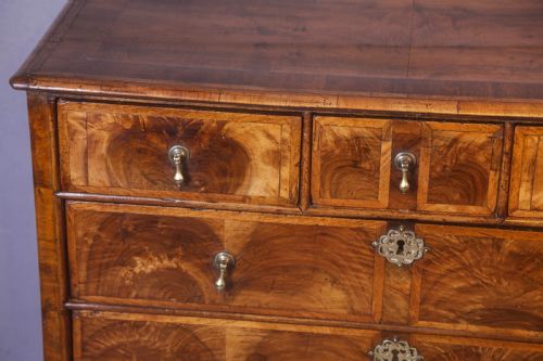 A GEORGE I CHEST OF DRAWERS IN WALNUT NICE TIMBERS - ADDITIONAL PHOTO 6