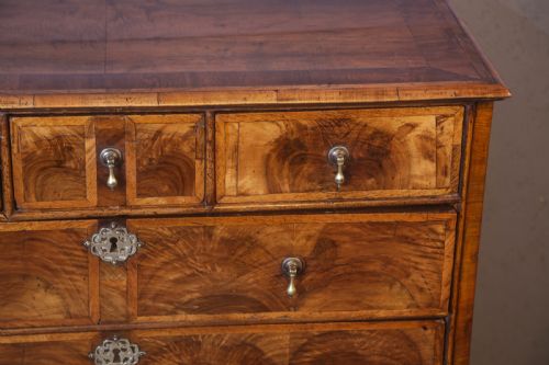 A GEORGE I CHEST OF DRAWERS IN WALNUT NICE TIMBERS - ADDITIONAL PHOTO 7