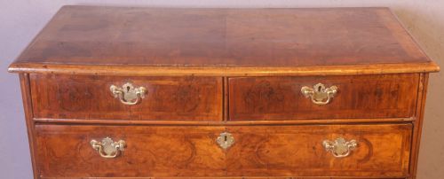 A GEORGE I CHEST OF DRAWERS IN FIGURED WALNUT - ADDITIONAL PHOTO 1