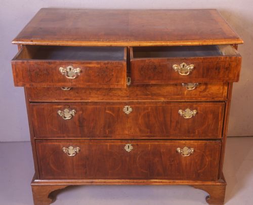 A GEORGE I CHEST OF DRAWERS IN FIGURED WALNUT - ADDITIONAL PHOTO 2