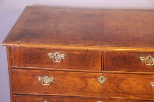 A GEORGE I CHEST OF DRAWERS IN FIGURED WALNUT - ADDITIONAL PHOTO 4