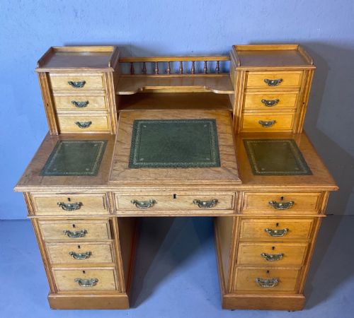 a good dickens desk in pale oak pedestal 3 parts - CATEGORY: ANTIQUE DESKS - DATED VICTORIAN