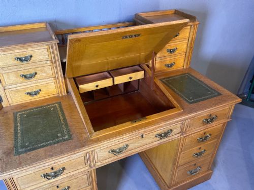 A GOOD DICKENS DESK IN PALE OAK PEDESTAL 3 PARTS - ADDITIONAL PHOTO 3