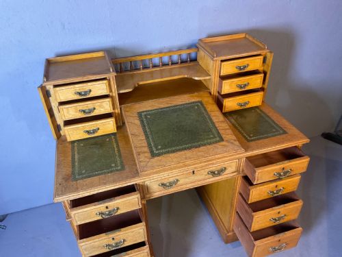 A GOOD DICKENS DESK IN PALE OAK PEDESTAL 3 PARTS - ADDITIONAL PHOTO 5