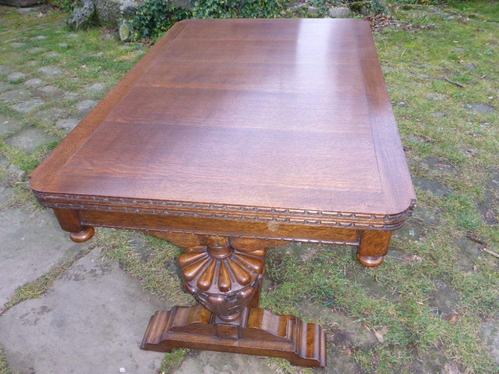 Superb Extending dining table in Oak seats 8 Antique