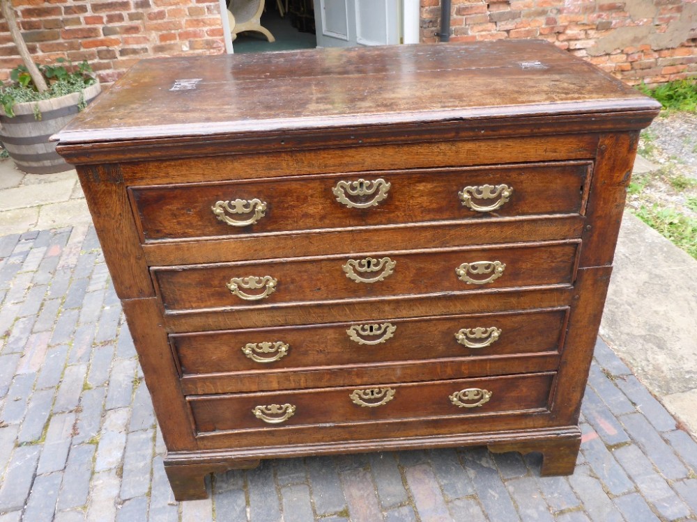 Early 18th century Chest of Drawers in Oak