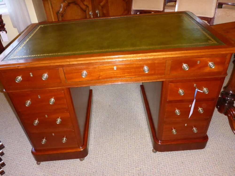 Antique Victorian Pedestal Desk in Mahogany