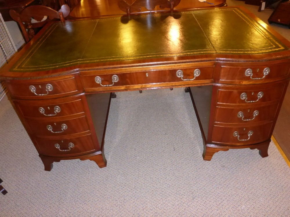 Quality 9 Drawer Pedestal Desk in Mahogany