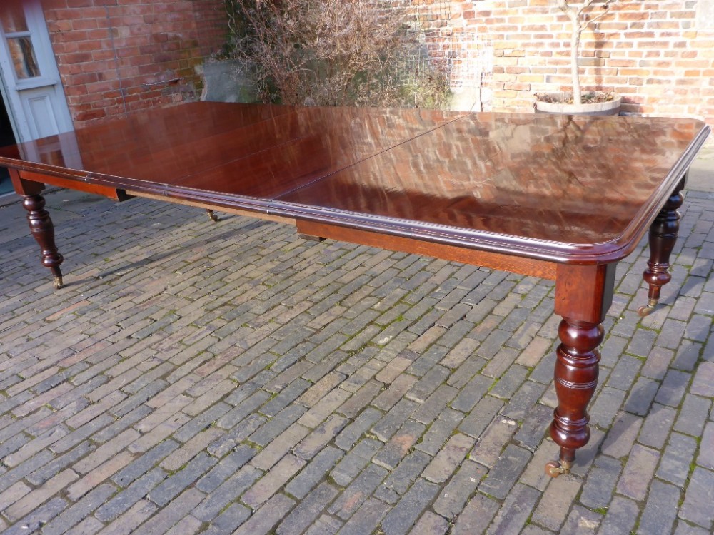 Victorian Mahogany Extending Dining Table in Mahogany